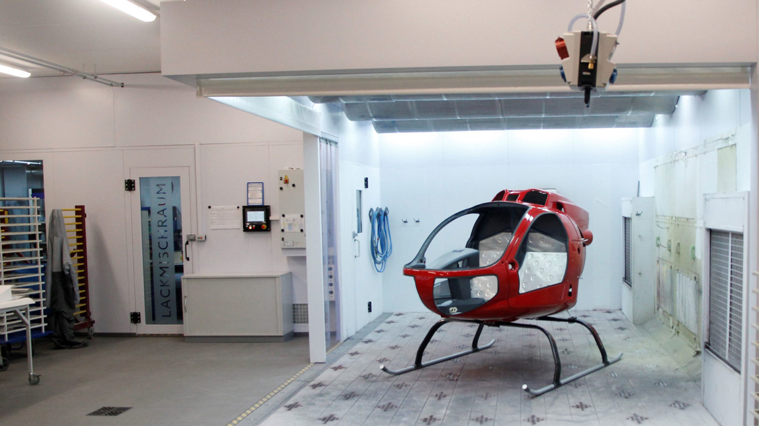 Helicopter CFK-Rahmen in der Lackierkabine