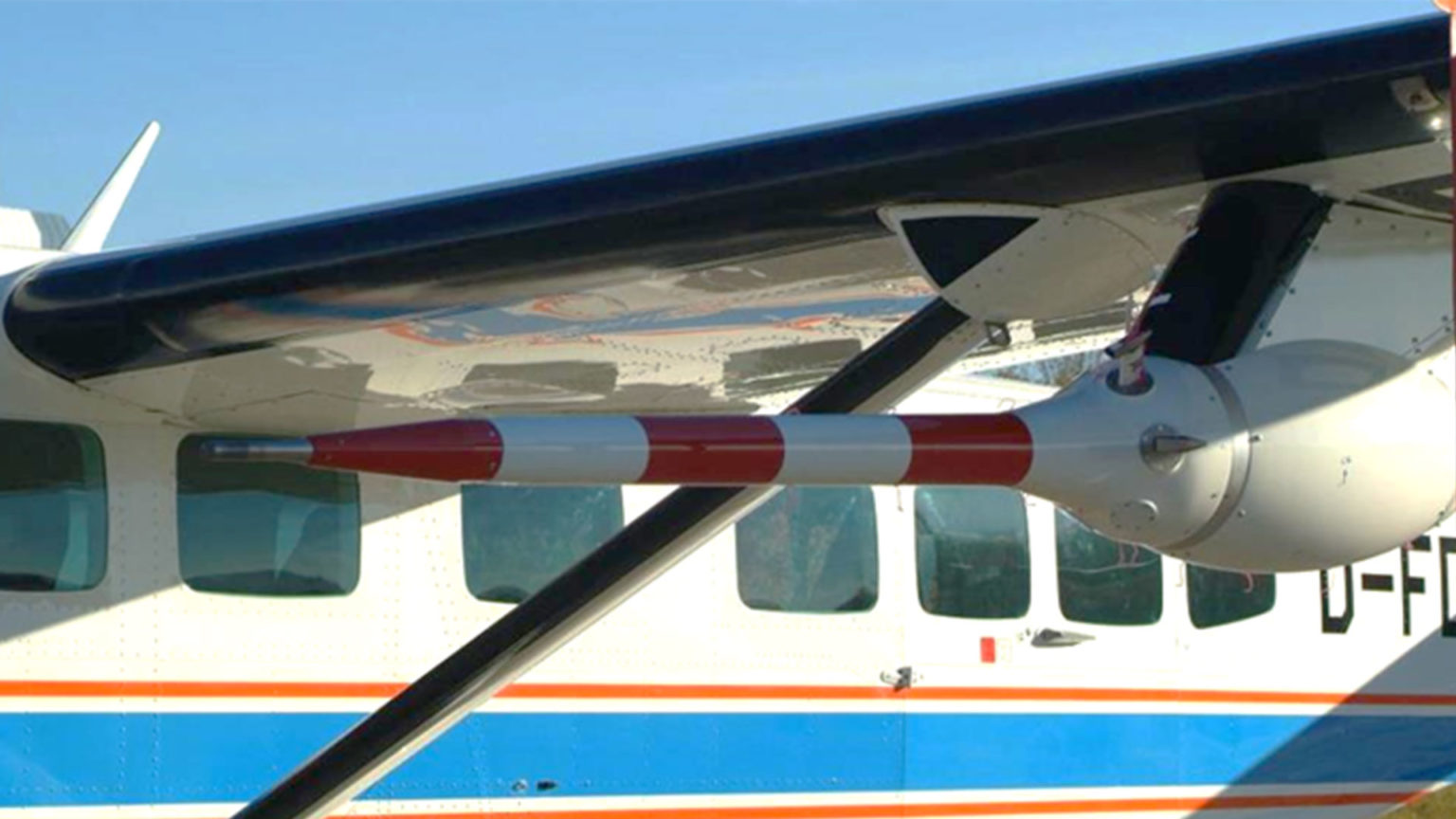 Messmast am Flügel einer Cessna C208B